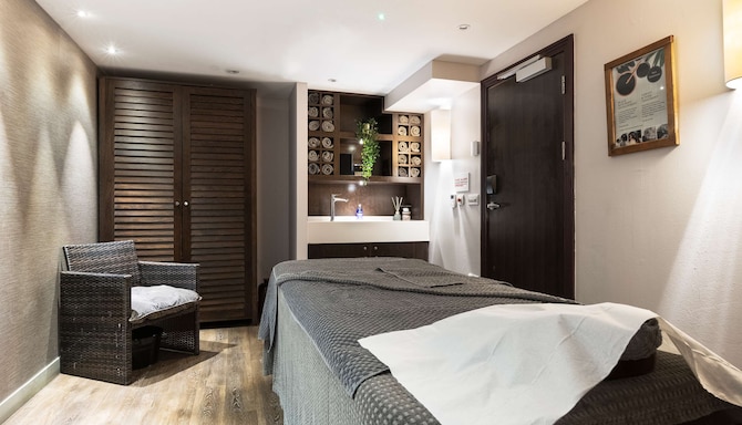 Radisson Blu Hotel, Edinburgh City Centre - Melrose Spa treatment room