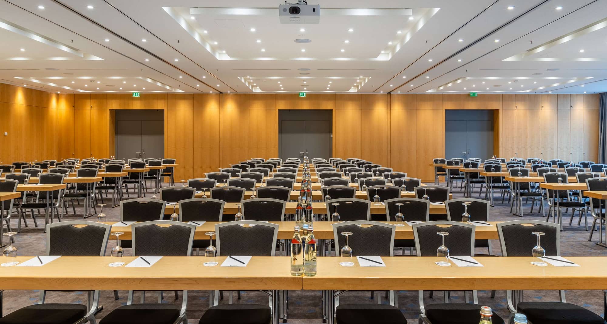 Radisson Blu Hotel, Erfurt - Boardroom auf der zweiten Etage - parlamentarische Bestuhlung
