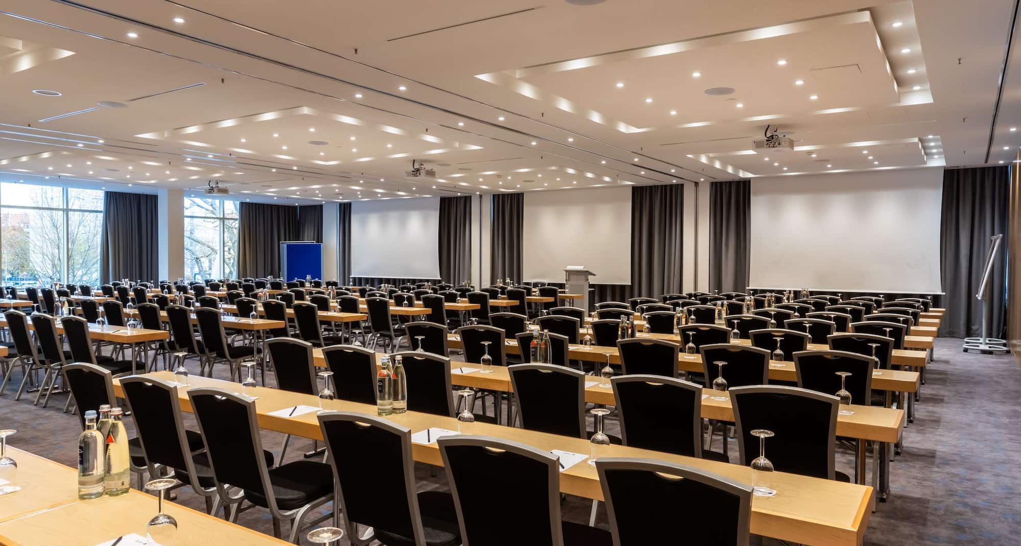 Radisson Blu Hotel, Erfurt - Boardroom auf der zweiten Etage - parlamentarische Bestuhlung