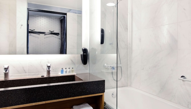 Radisson Blu Hotel, Espoo - Junior suite bathroom