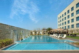 Radisson Blu Hotel, Faridabad - पूल