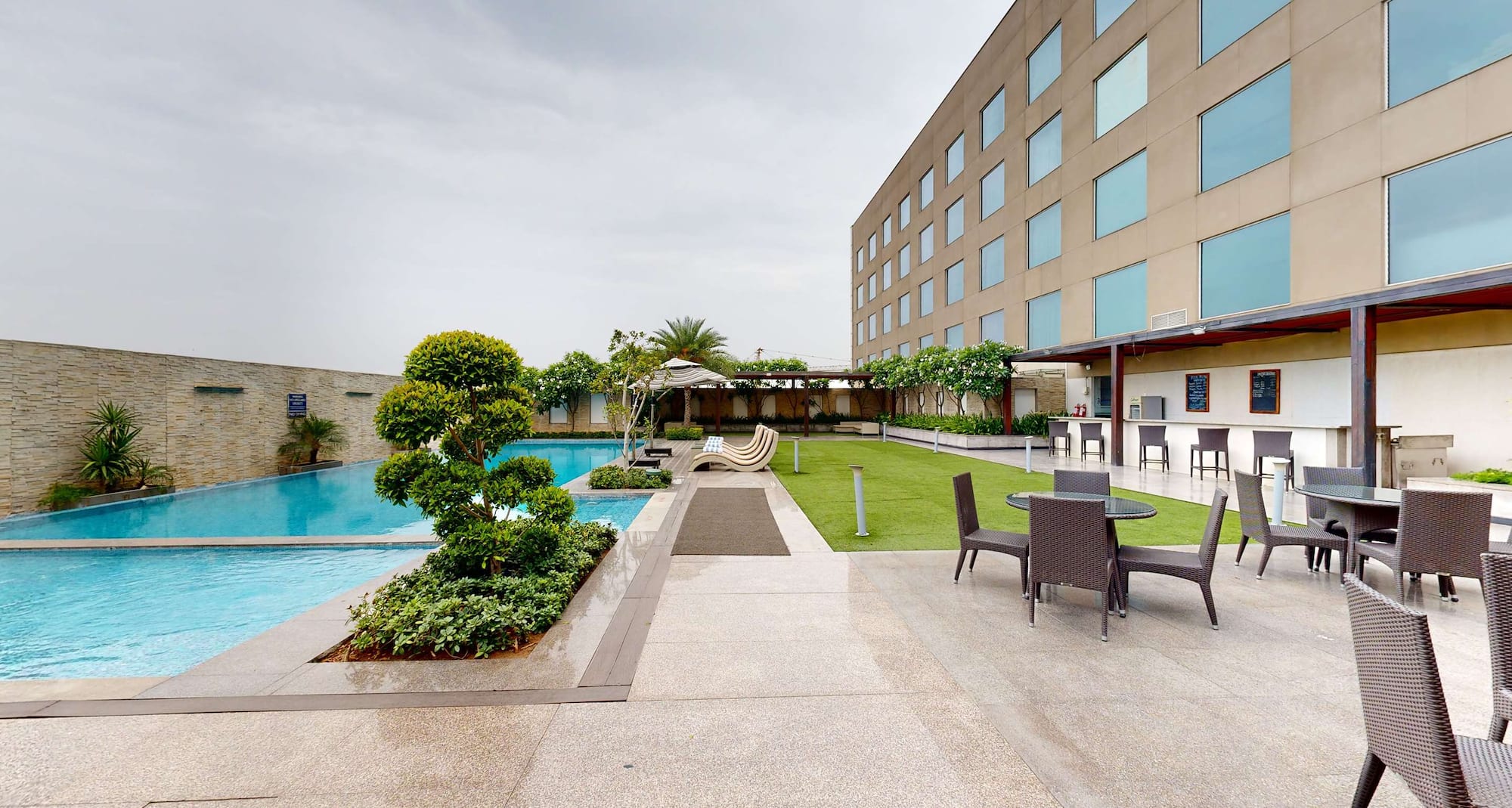 Radisson Blu Hotel, Faridabad - Pool