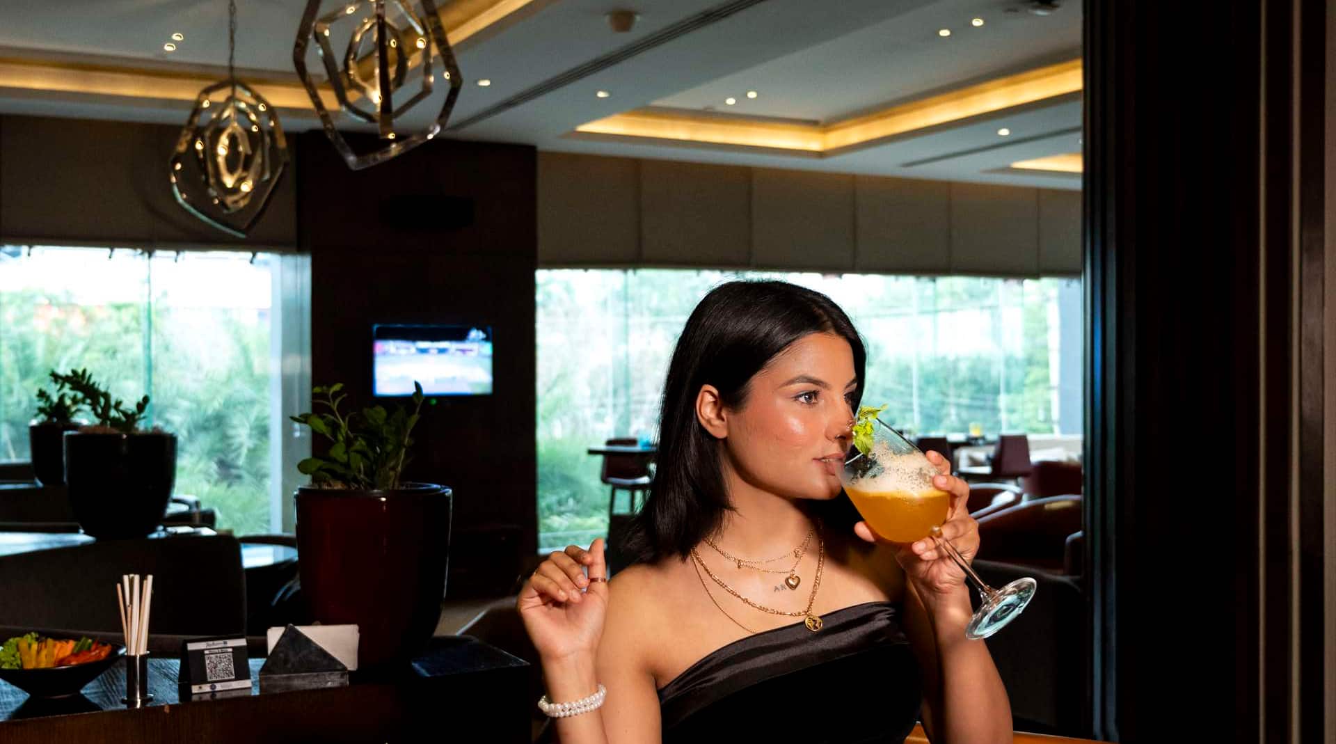 Radisson Blu Hotel, Faridabad - Cove The Bar