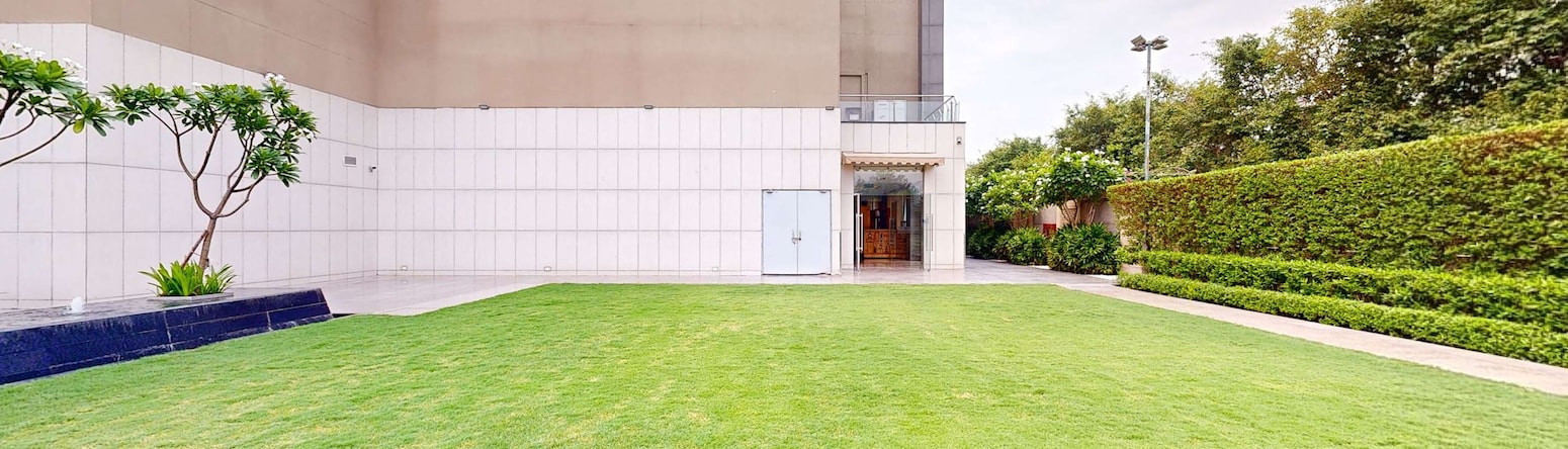 Radisson Blu Hotel, Faridabad - Lawn
