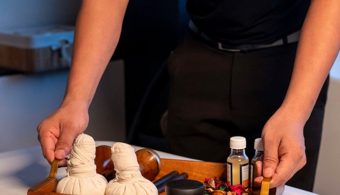 Radisson Blu Hotel, Faridabad - Spa treatment room