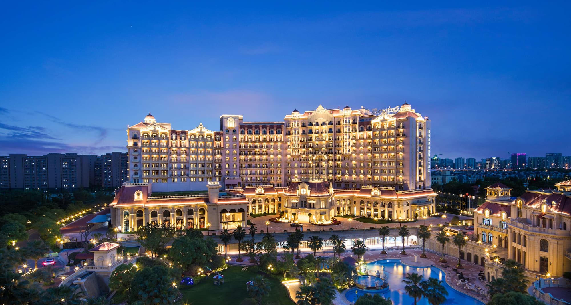 Radisson Blu Hotel, Forest Manor Shanghai Hongqiao - Hotel Exterior Evening