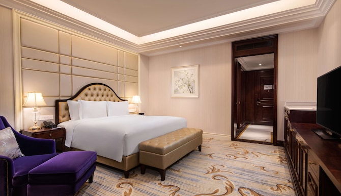 Radisson Blu Hotel, Forest Manor Shanghai Hongqiao - Deluxe Room-King Bed