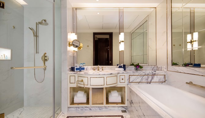 Radisson Blu Hotel, Forest Manor Shanghai Hongqiao - Suite Bathroom