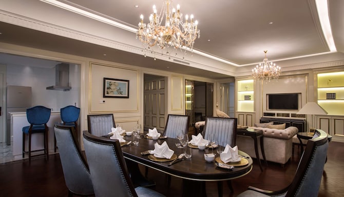 Radisson Blu Hotel, Forest Manor Shanghai Hongqiao - Junior Suite Dining Area