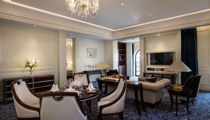 Radisson Blu Hotel, Forest Manor Shanghai Hongqiao - Deluxe Suite Living Room
