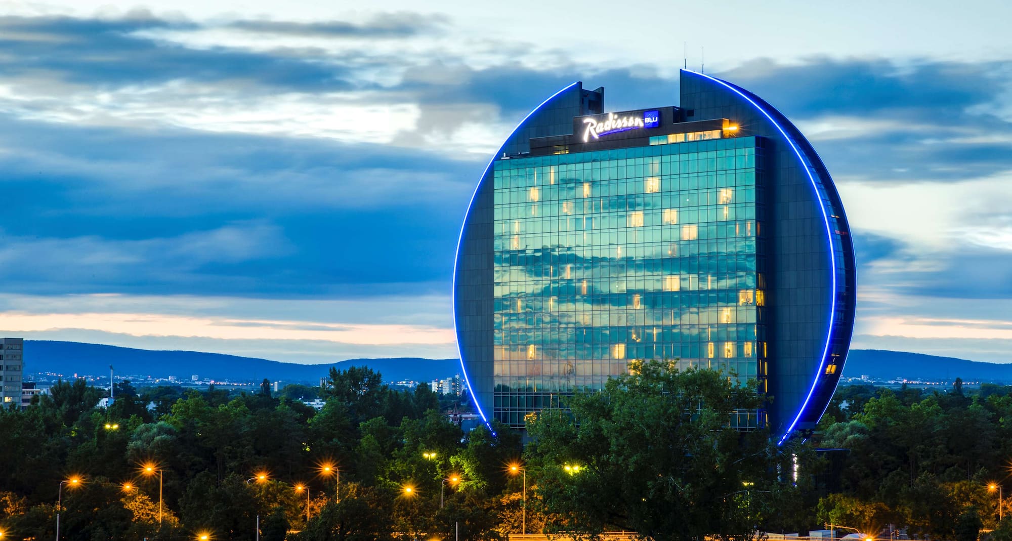 Wieviel Kostet Parken Im Sas Radisson Blue Frankfurt www.radissonhotels.com