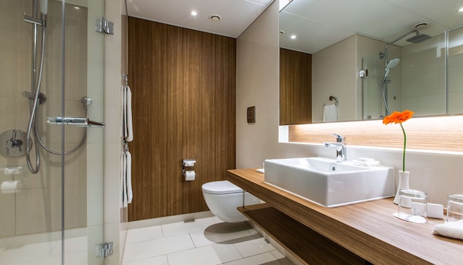 Radisson Blu Hotel, Frankfurt - Junior Suite bathroom