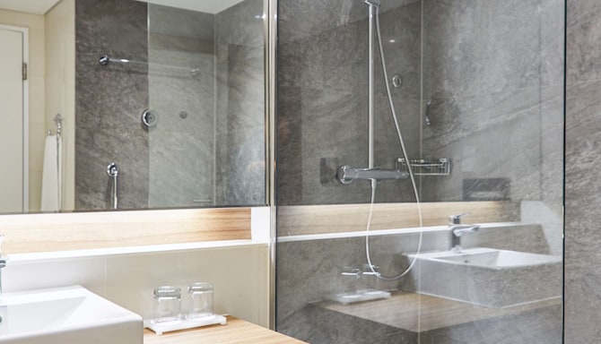 Radisson Blu Hotel, Frankfurt - Logeerkamer bad