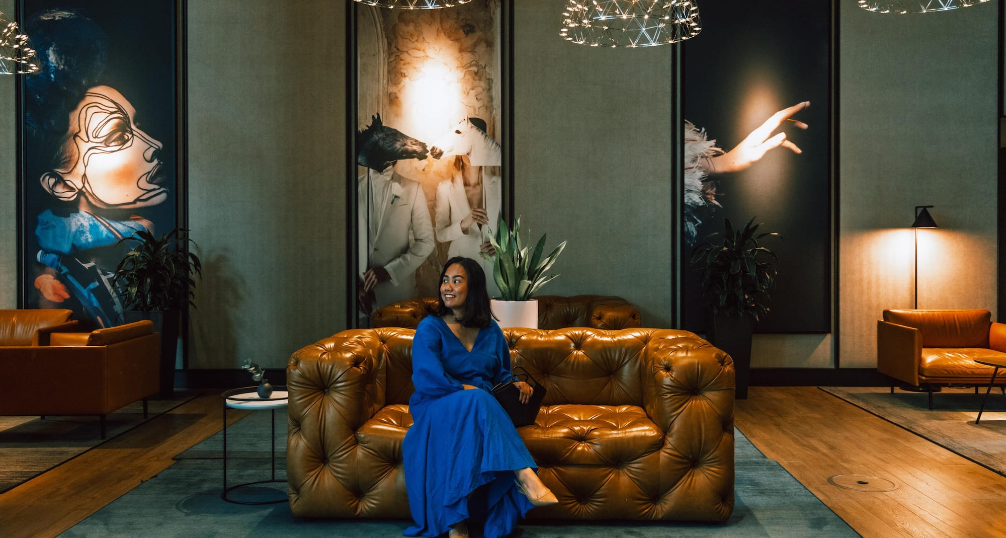 Radisson Blu Hotel, Frankfurt - Guest at Lobby