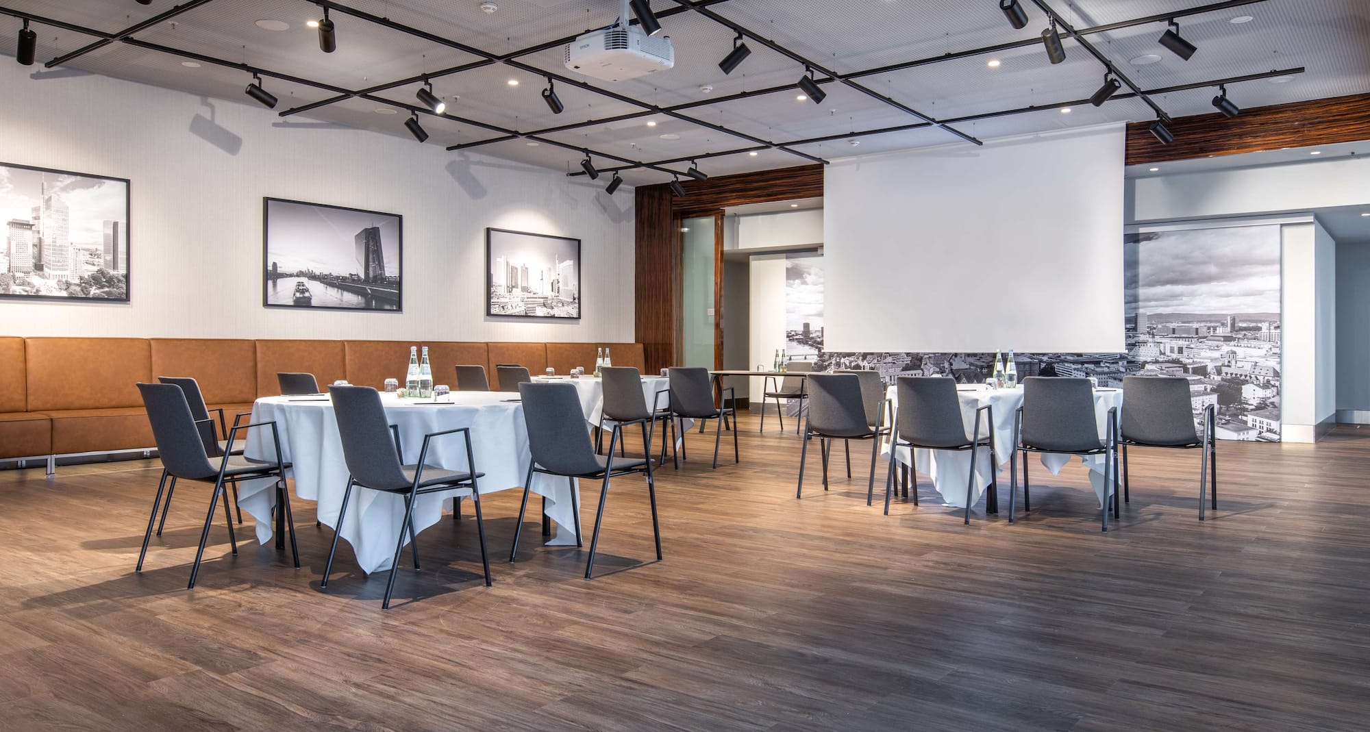 Radisson Blu Hotel, Frankfurt - Atelier meeting room cabaret seating
