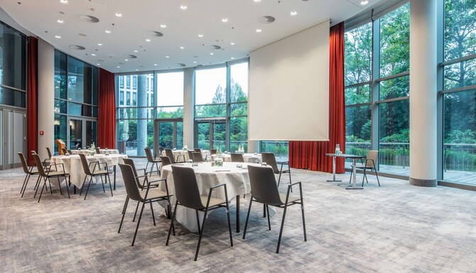 Radisson Blu Hotel, Frankfurt - Showroom cabaret seating