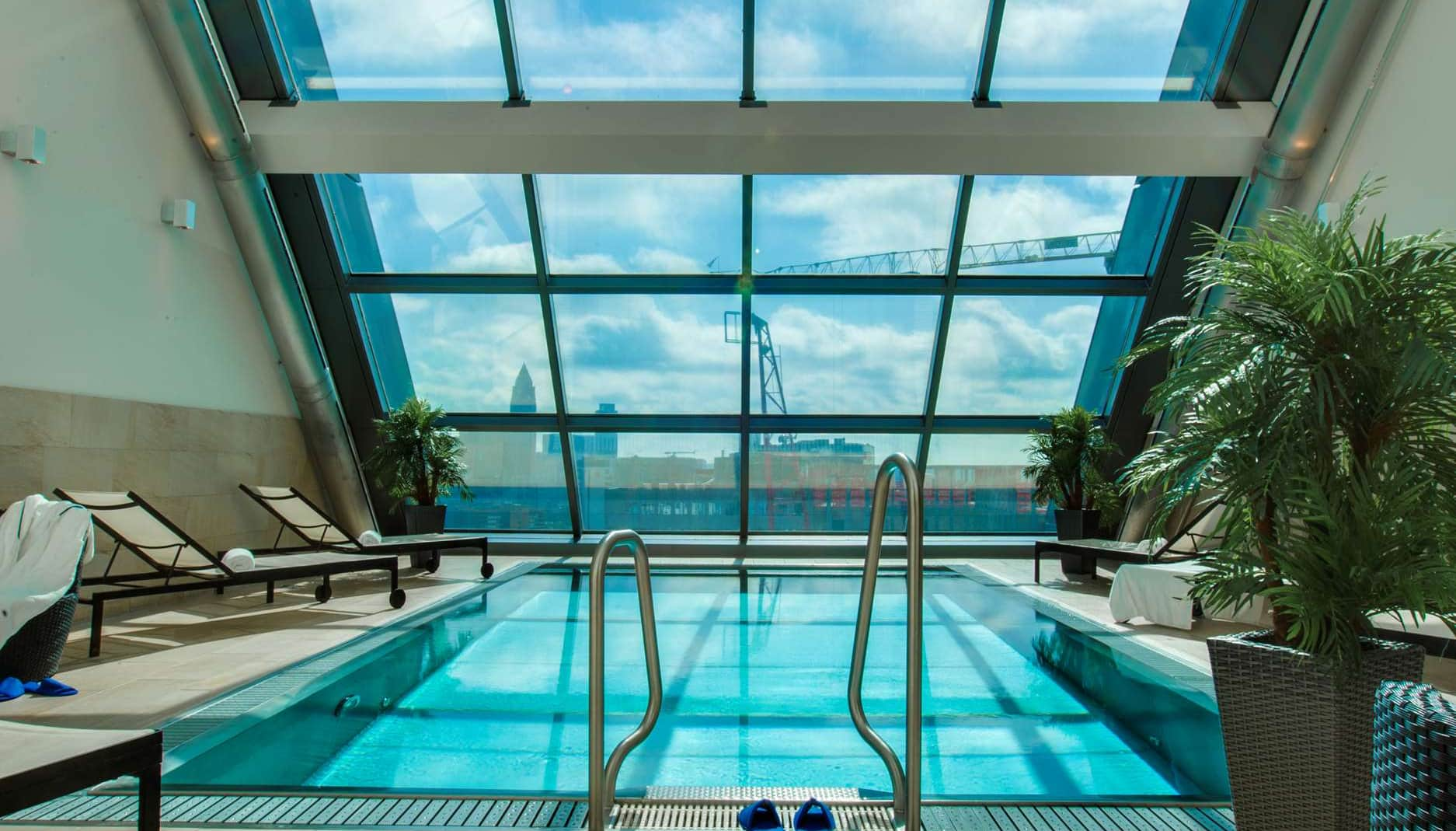 Radisson Blu Hotel, Frankfurt - Indoor Pool