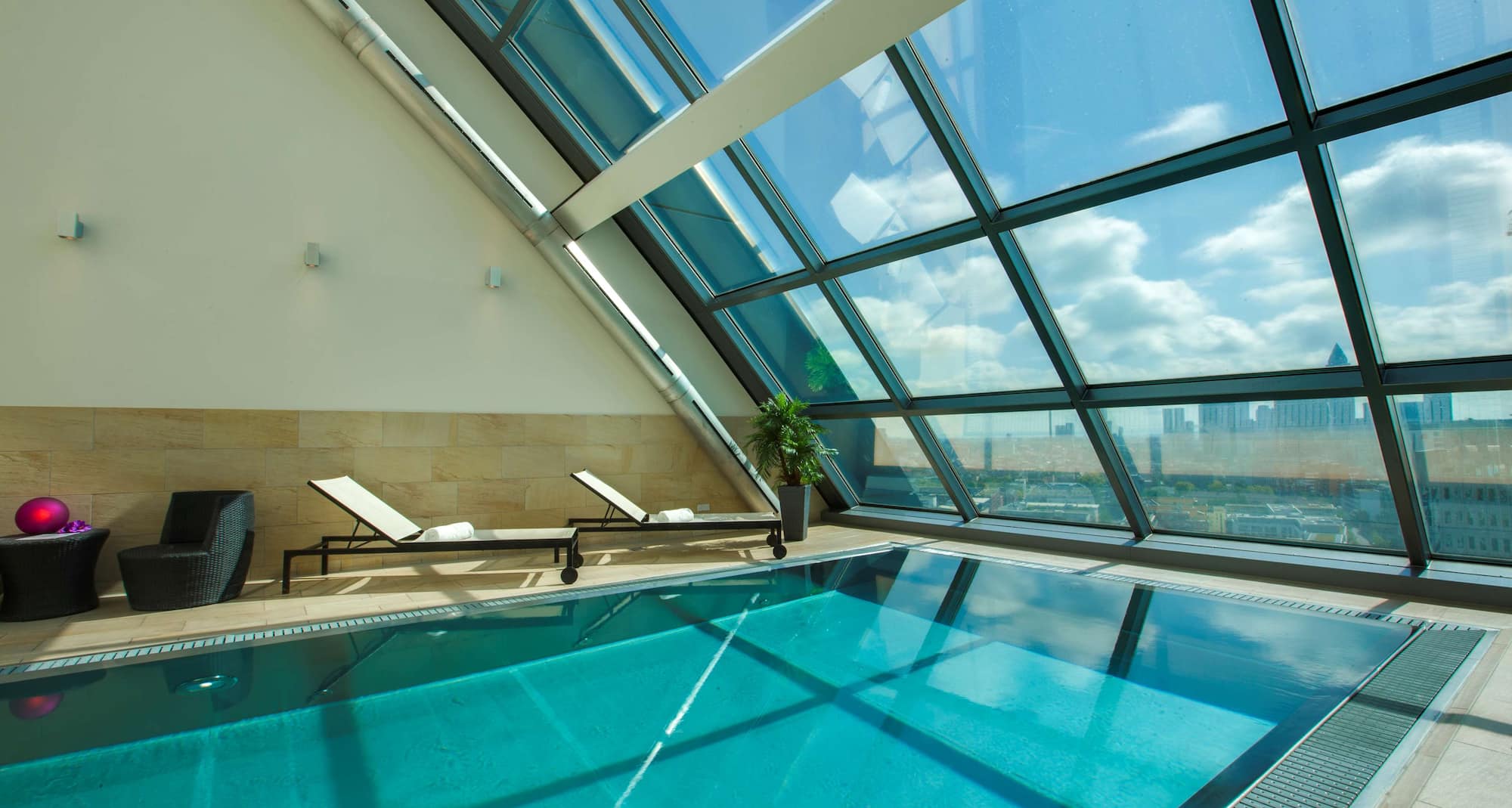 Radisson Blu Hotel, Frankfurt - Ansicht des Pools