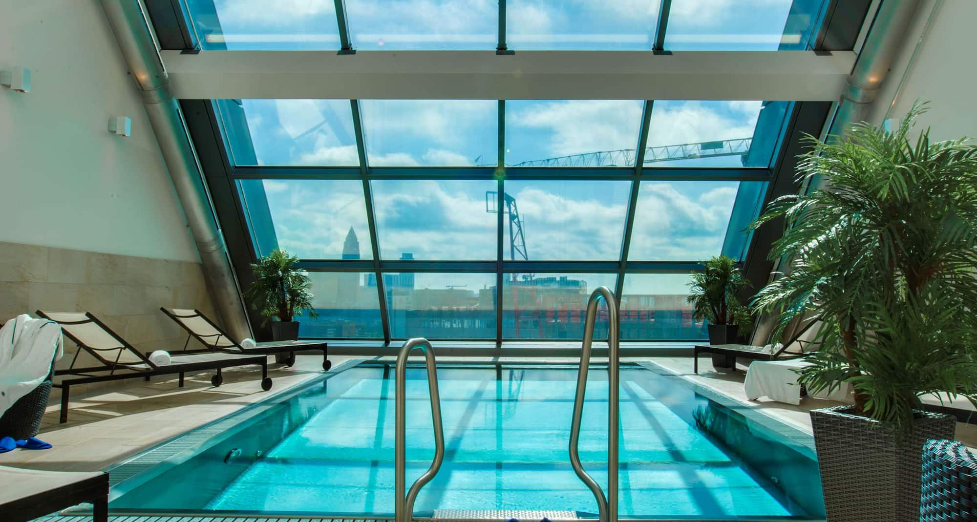 Radisson Blu Hotel, Frankfurt - Ansicht des Pools