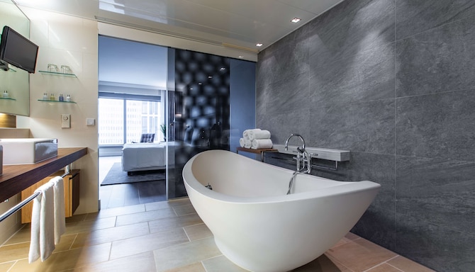 Radisson Blu Hotel, Frankfurt - Presidential Suite bathroom