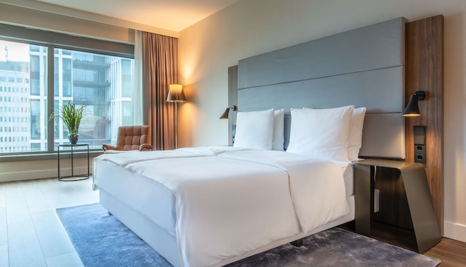 Radisson Blu Hotel, Frankfurt - Presidential Suite bedroom