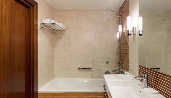 Radisson Blu Hotel, Gdańsk - Standard Room bathroom
