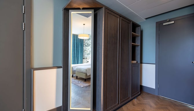 Radisson Blu Hotel, Glasgow - Wardrobe mirror feature