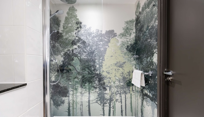 Radisson Blu Hotel, Glasgow - Guest room bathroom walk-in shower