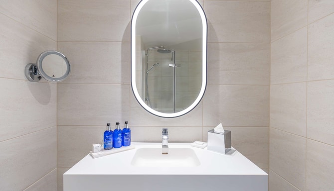 Radisson Blu Hotel, Glasgow - Premium Room bathroom