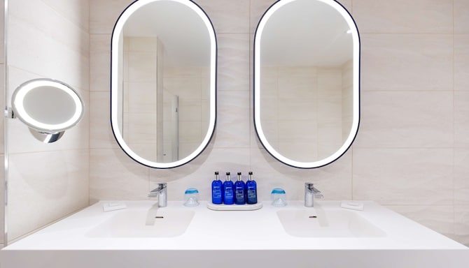 Radisson Blu Hotel, Glasgow - Apartment bathroom with double sink