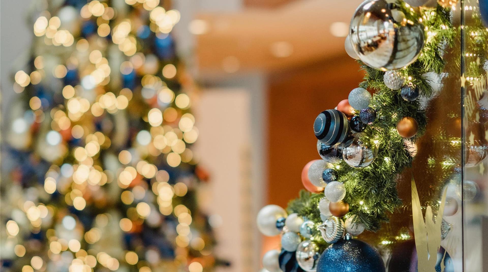 Radisson Blu Hotel, Glasgow - Tall Xmas Tree Lobby