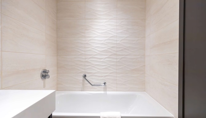 Radisson Blu Hotel, Glasgow - Suite bathroom with shower & bath