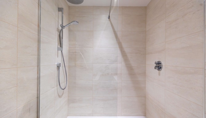 Radisson Blu Hotel, Glasgow - Apartment & Suite bathroom with walk-in shower