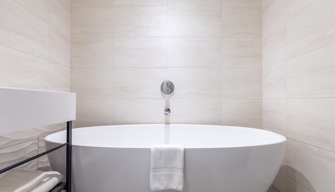 Radisson Blu Hotel, Glasgow - Apartment bathroom with freestanding bath