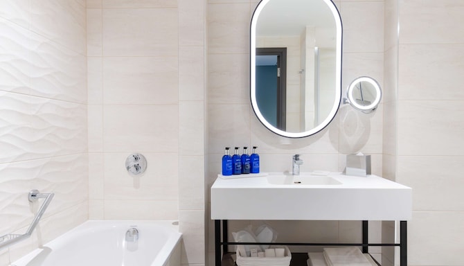 Radisson Blu Hotel, Glasgow - Junior Suite / Family Room bathroom