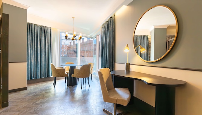 Radisson Blu Hotel, Glasgow - Corner Suite dining area