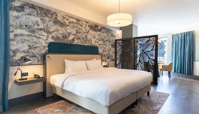 Radisson Blu Hotel, Glasgow - Corner Suite Bedroom