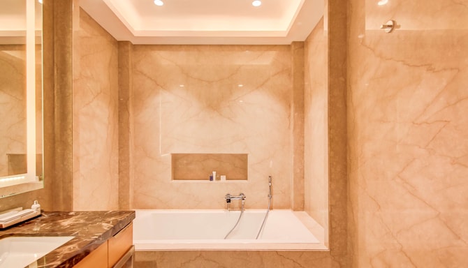 Radisson Blu Hotel, Gorakhpur - Suite - Bathtub