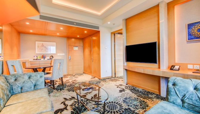 Radisson Blu Hotel, Gorakhpur - Suite - Living area