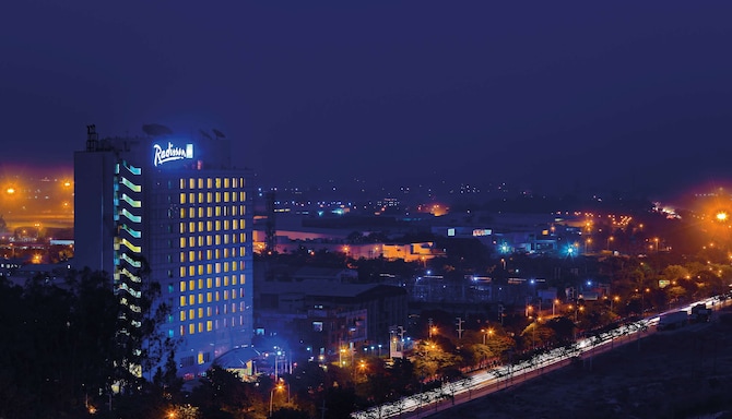 Radisson Blu Hotel Greater Noida - Exterior