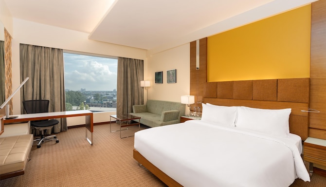 Radisson Blu Hotel, Greater Noida - Business King Bedroom