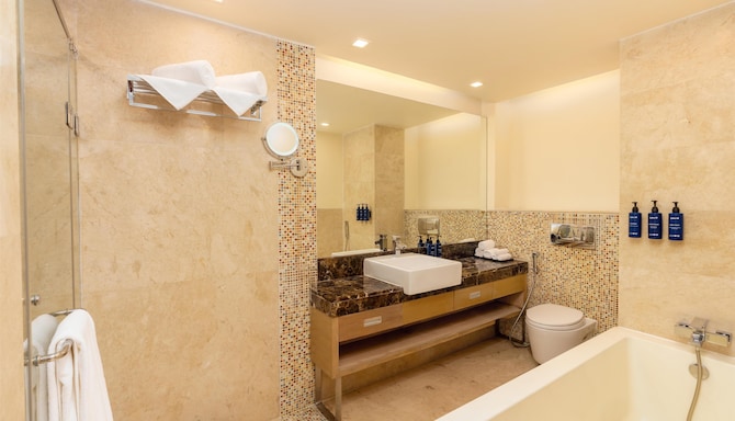 Radisson Blu Hotel, Greater Noida - Junior Suite Bathroom
