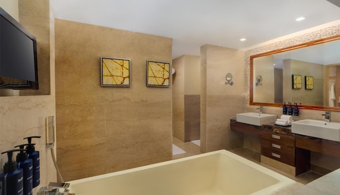 Radisson Blu Hotel, Greater Noida - Presidential Suite Bathroom