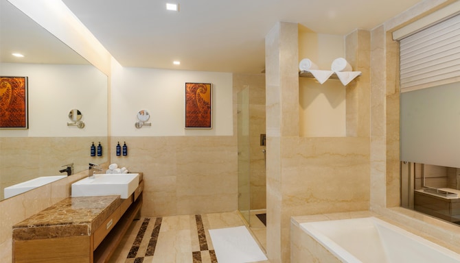 Radisson Blu Hotel, Greater Noida - Suite Bathroom