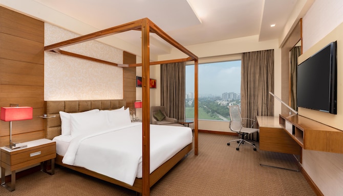 Radisson Blu Hotel, Greater Noida - Suite Bedroom