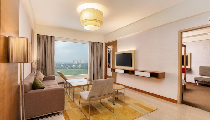 Radisson Blu Hotel, Greater Noida - Suite Living Room