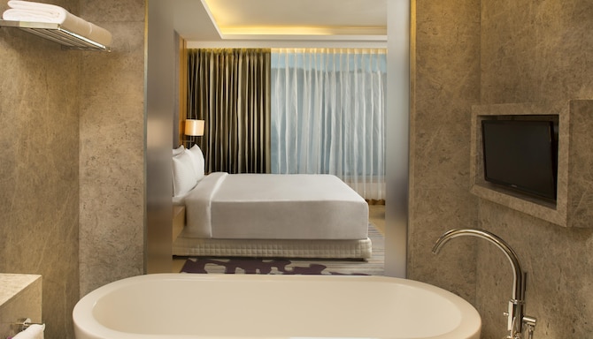 Radisson Blu Hotel, Guwahati - Suite bathroom