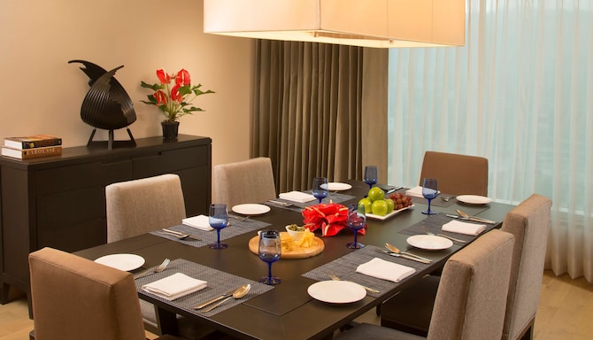 Radisson Blu Hotel, Guwahati - Suite - Dining Area