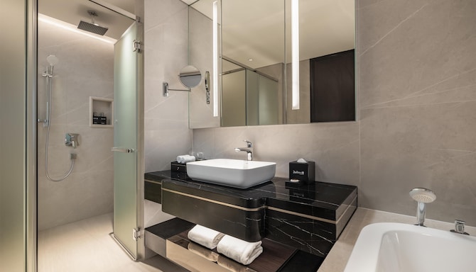 Radisson Blu Hotel, Ha Long Bay - Deluxe Room Bay View