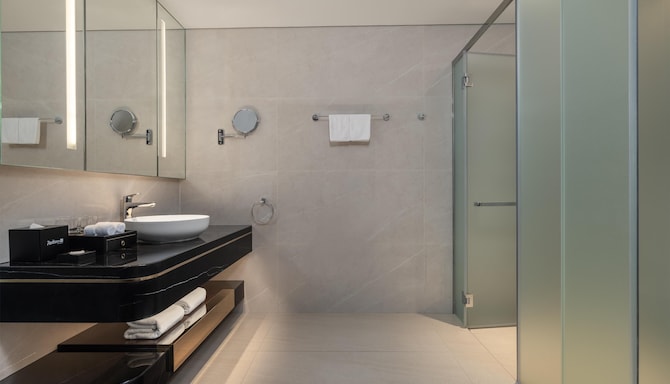 Radisson Blu Hotel, Ha Long Bay - Deluxe Room Bay View